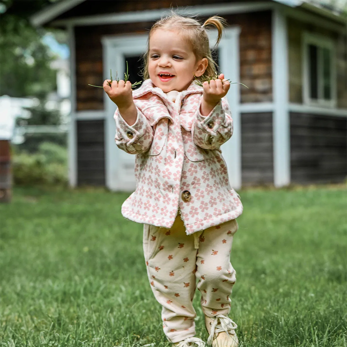 oh baby! Pocket Jogger - Small Daisies Print - Pale Pink